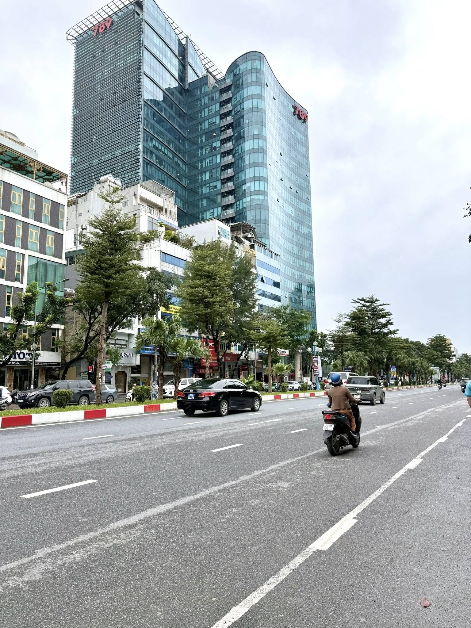 Bán nhà 5 tầng mặt phố Hoàng Quốc Việt, Cầu Giấy, kinh doanh đỉnh cao