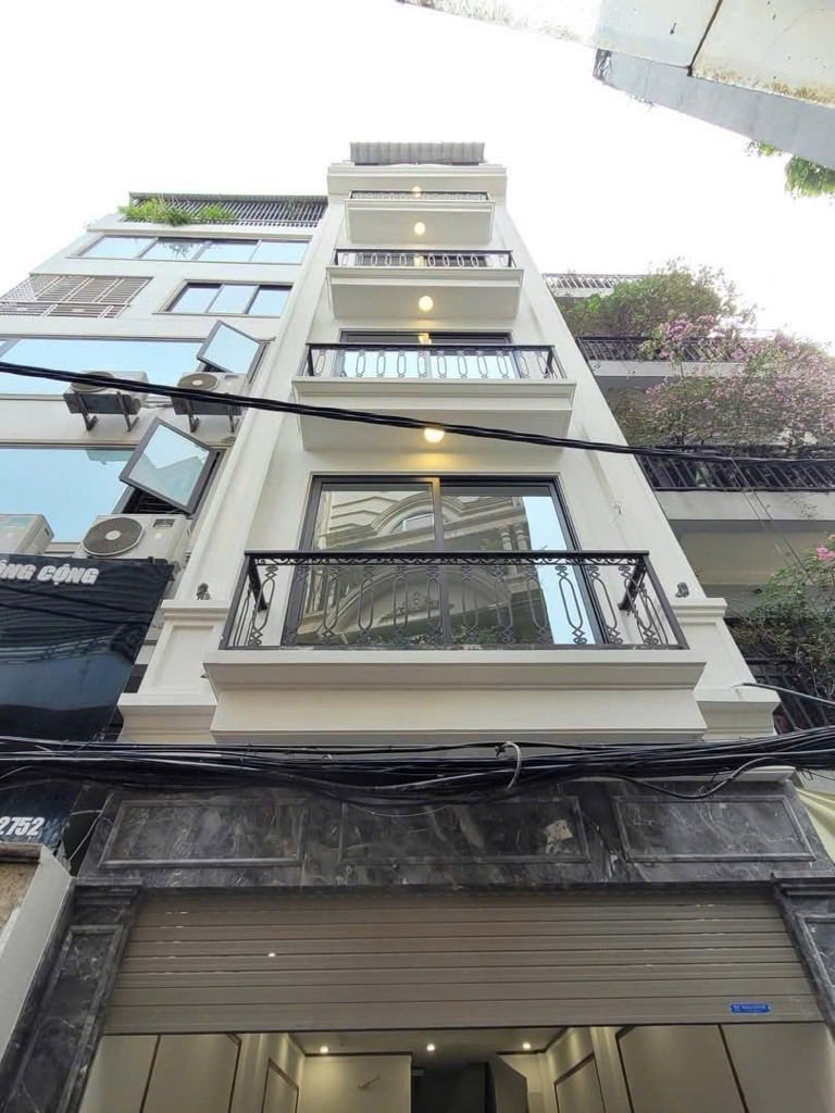 Nhà phố Nguyễn Văn Huyên, 6 tầng thang máy, ô tô đỗ cửa, sổ vuông, hơn 13 tỷ