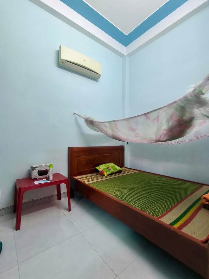 Cần bán nhanh căn nhà 2 tầng kiên cố, tọa lạc tại vị trí trung tâm Quy Nhơn, trên trục đường Hoàng Văn Thụ - Quang Trung