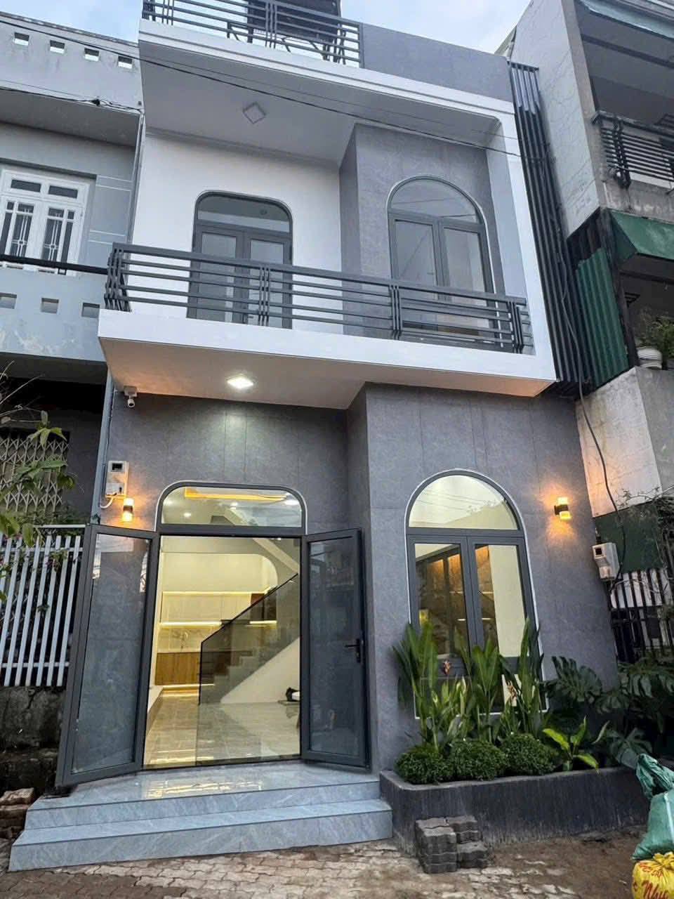 Sốc nhà mặt tiền đường 18m trung tâm Buôn Ma Thuột, thiết kế hiện đại, giá chỉ 4,2 tỷ