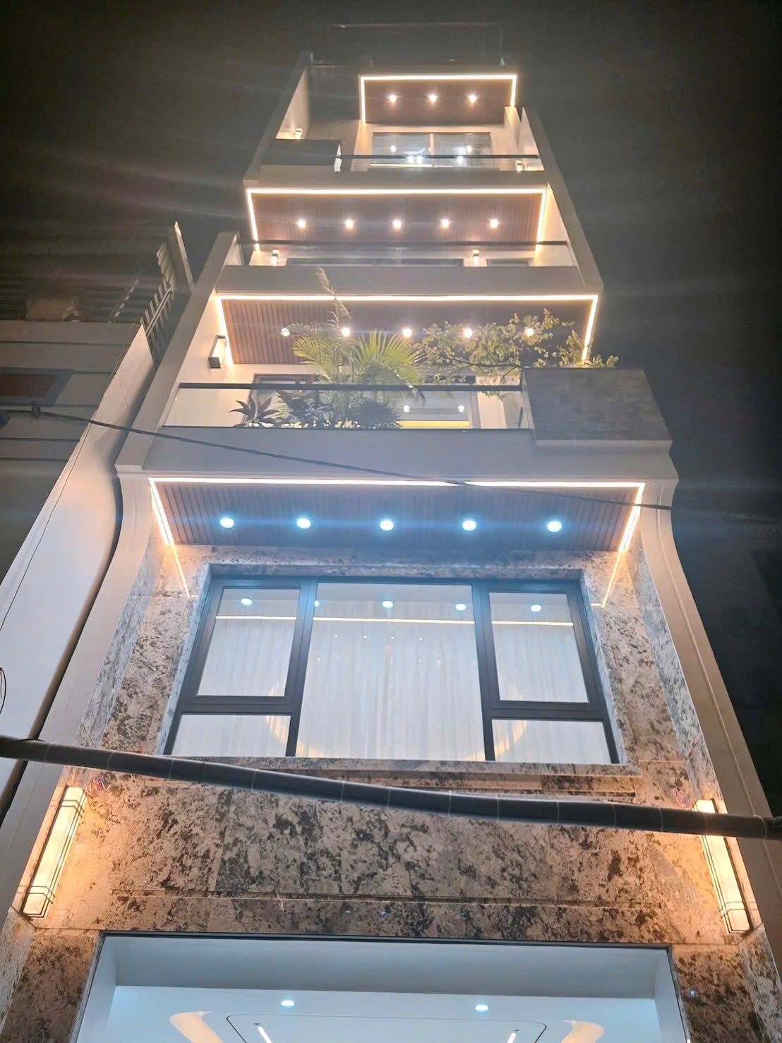 Nhà 7 tầng thang máy, sát công viên Cầu Giấy, 43m2, mặt tiền 4,6m, nhỉnh 13 tỷ