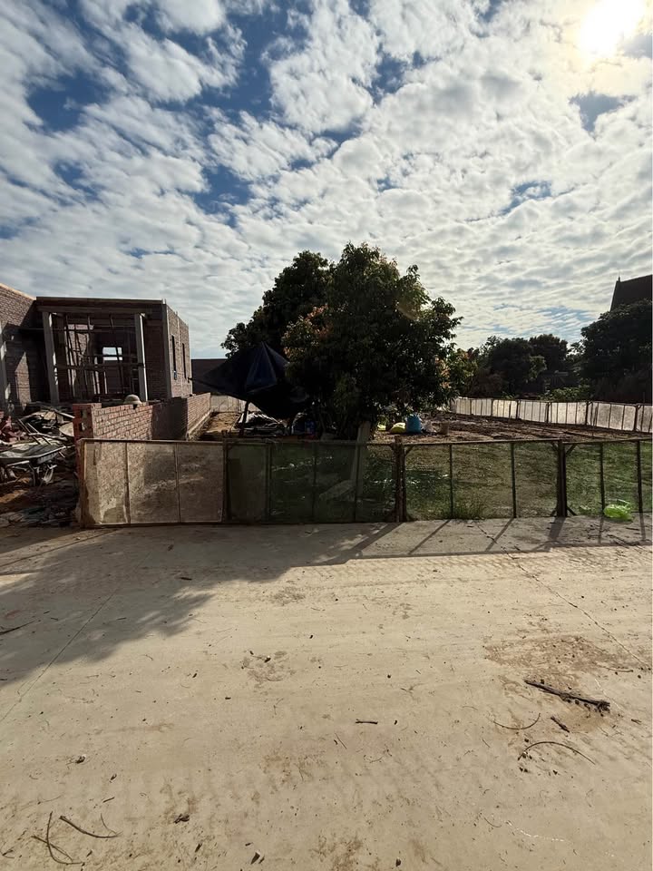 Mảnh đất 100m2 vuông vắn, mặt đường ô tô tránh nhau, cách chợ Hải Yên 200m