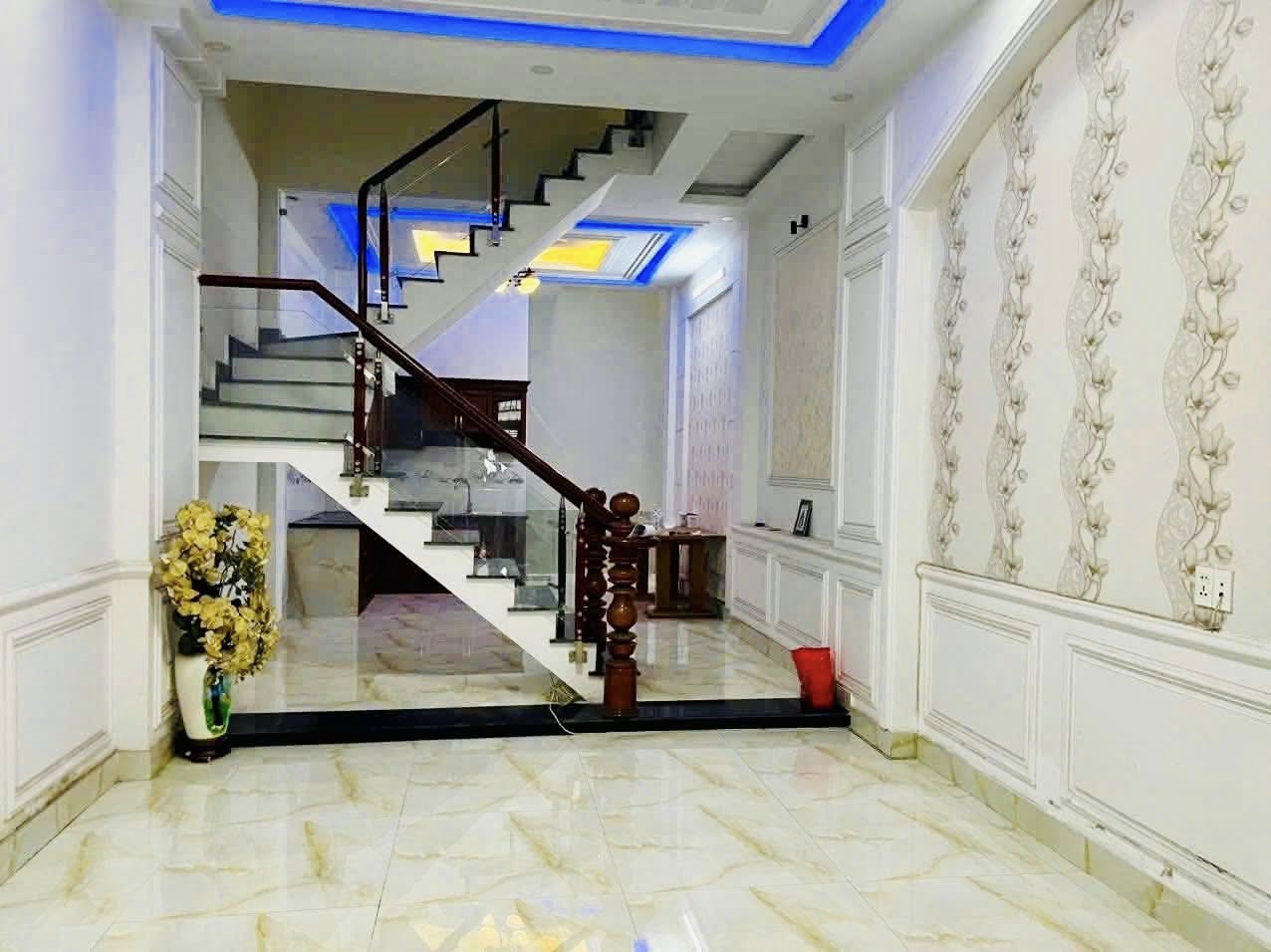 Cho thuê nhà 4 phòng ngủ, hẻm xe tải, chỉ 10 triệu/tháng