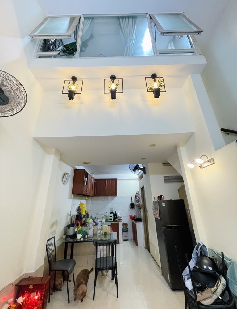 Nhà 4 tầng kiên cố, 3 phòng ngủ, có sân thượng, diện tích 32m2