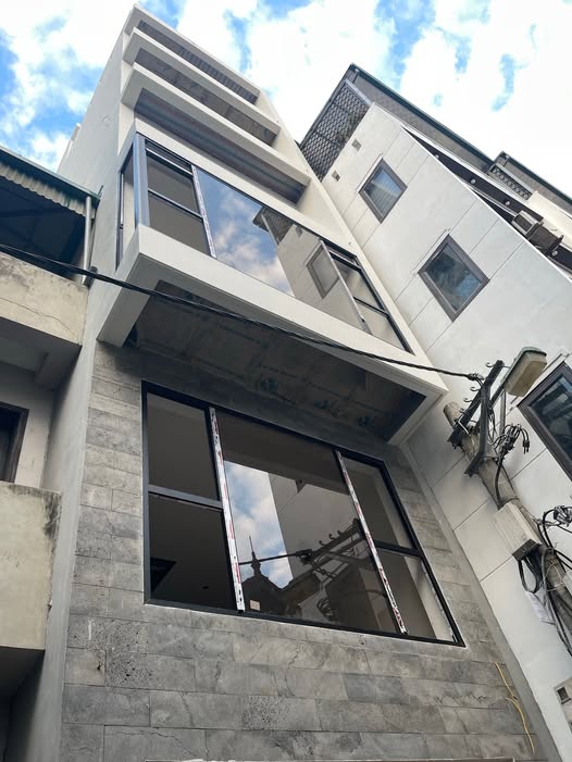 Nhà 6 tầng thang máy, 50m² mặt tiền 5m, trung tâm Long Biên, sẵn sàng đón chủ mới