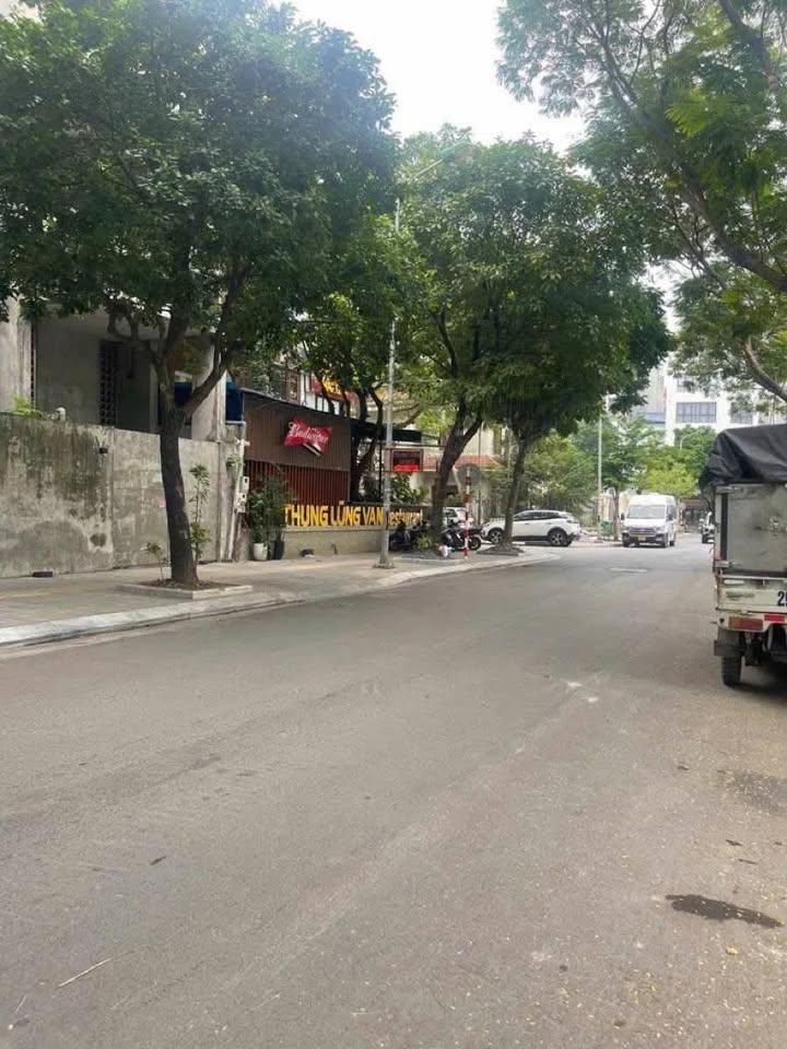 Biệt thự góc Cầu Giấy 200m² view vườn hoa, kinh doanh đỉnh, giá 105 tỷ