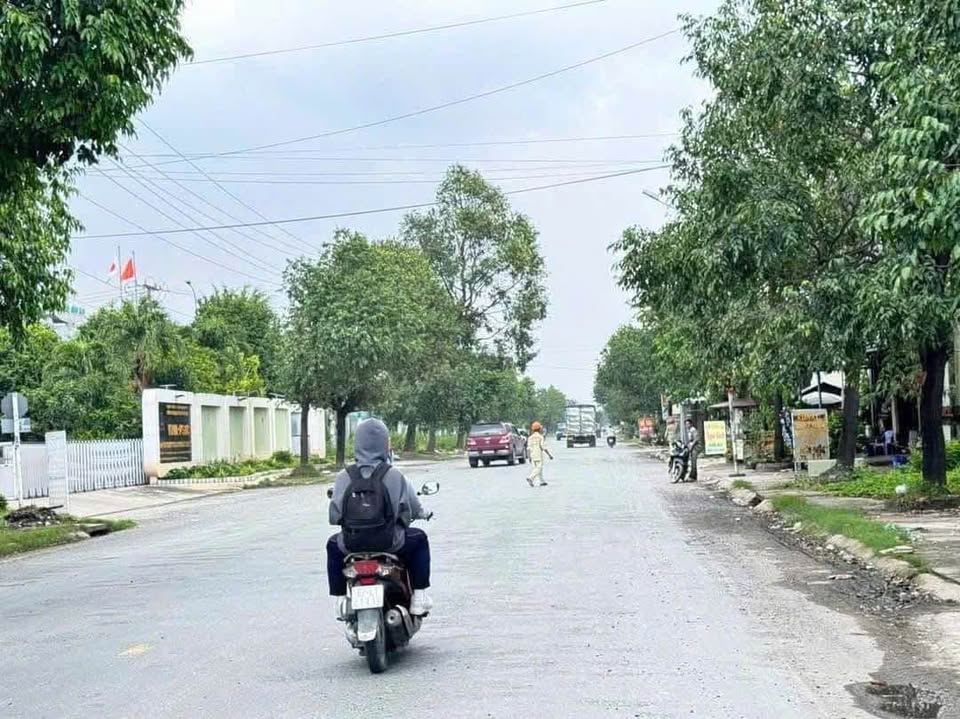 Đất Long An 345m2 nở hậu, mặt tiền đường lớn, tặng nhà cũ cơ hội vàng cho nhà đầu tư