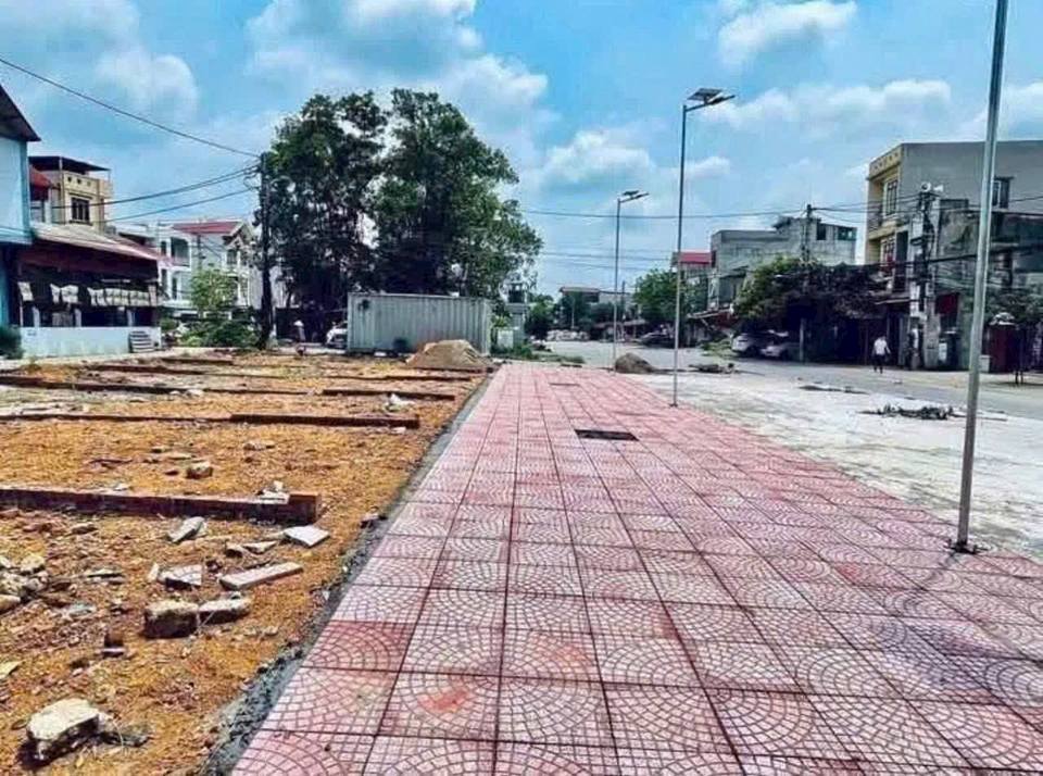 Bán đất phố Ba Huyện, Bắc Ninh, kinh doanh sầm uất, 2 ô tô tránh