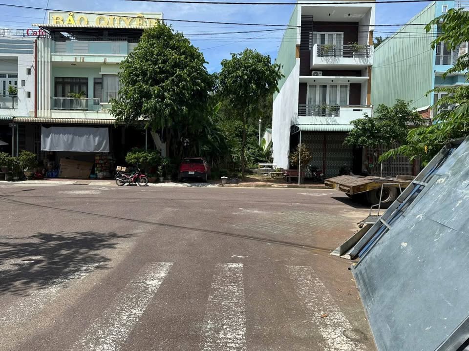 Bán nhanh lô đất mặt tiền ngay ngã 3, giá hời, hạ sập sàn