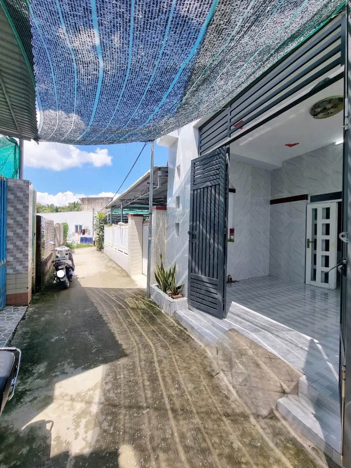 Tọa lạc tại Phường 8, Trung Tâm Xá, Bến Tre, ngôi nhà này mang đến một không gian sống yên bình và tiện nghi