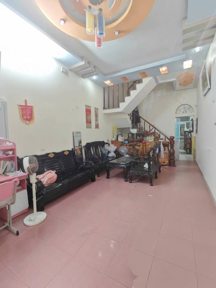 Nhà 2 tầng 1 tum, ô tô tránh, sát chợ, giá hời Thanh Hóa