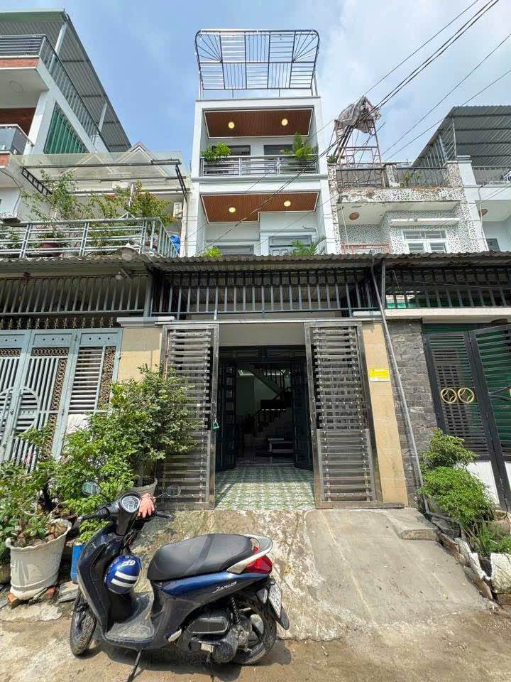 Bán nhà 4x14m 1 trệt 2 lầu, hẻm xe tải 6m, 4 phòng ngủ, giá 4.75 tỷ tại đường Thạnh Lộc 57, Hóc Môn