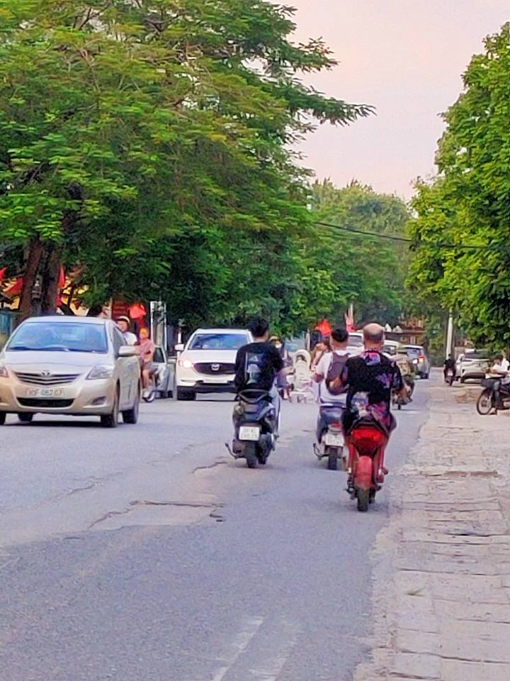 Nhà dân xây 3 tầng, 4 phòng ngủ tại Đông Mỹ, Thanh Trì - Ô tô đỗ cửa, ngõ thông, gần chợ, cạnh trường, giá hơn 4 tỷ