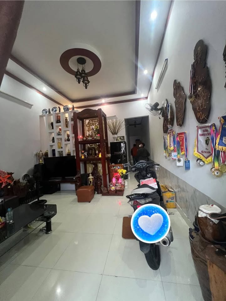 Chào mừng quý khách đến với cơ hội sở hữu căn nhà độc đáo nằm trên đường Nguyễn Sinh Sắc, phường Quang Trung