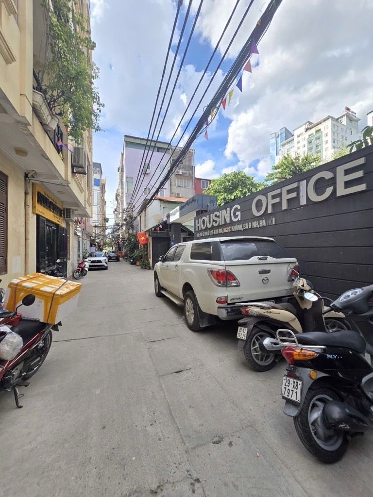 Nhà phố Kim Mã, lô góc 6 tầng, mặt tiền kinh doanh 4,8m, ô tô tránh