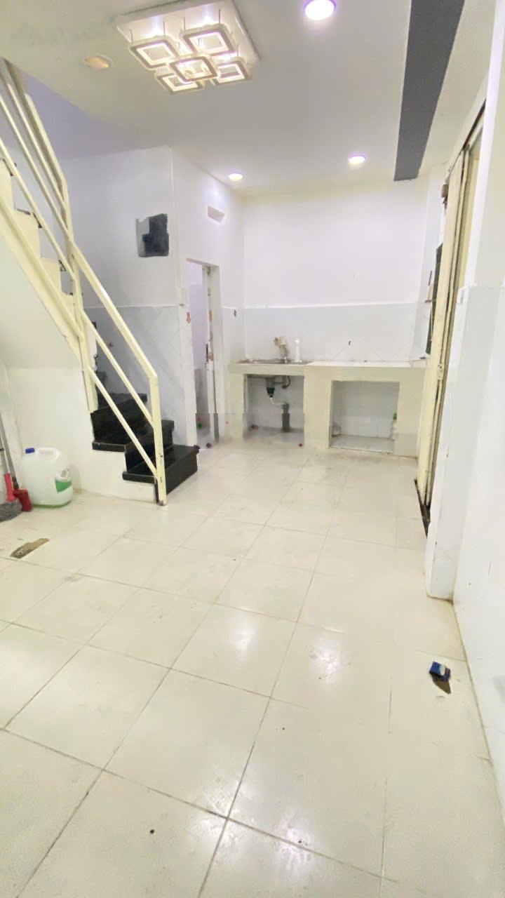 Giảm mạnh 400tr, chỉ 2.99 tỷ, cn 18m2, 2 pn, 2wc, shr, hxh nguyễn chí thanh, quận 10, sát mt