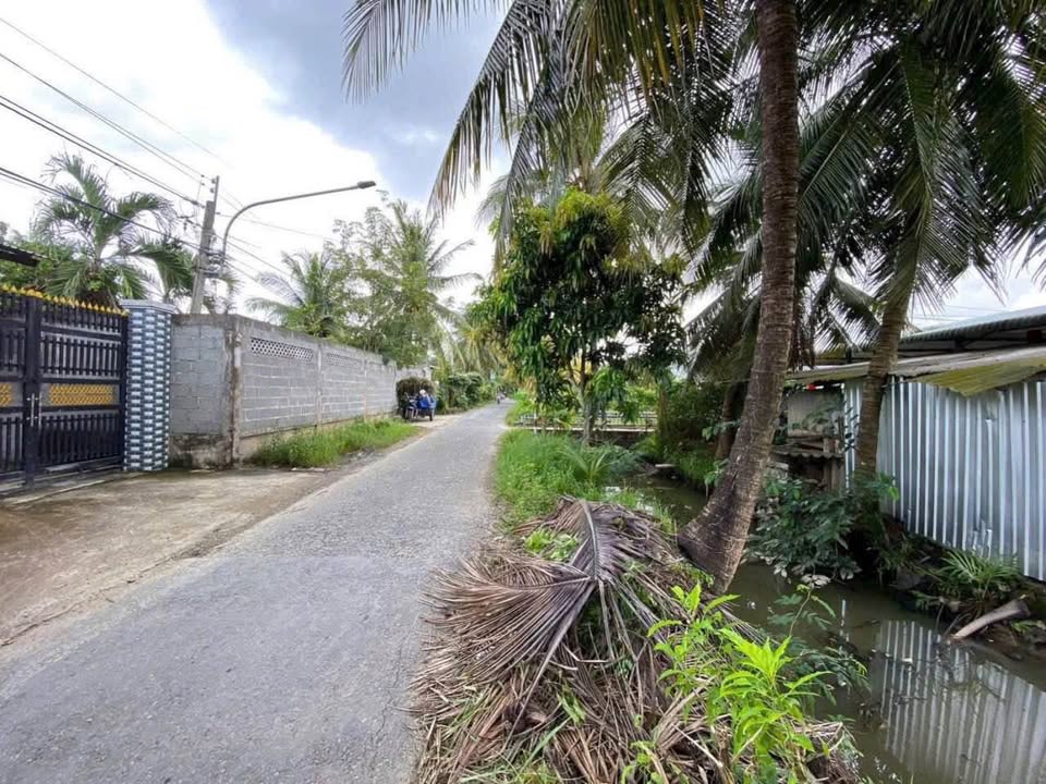 Đất vàng mặt tiền kênh, gần quảng trường, sẵn sàng xây dựng