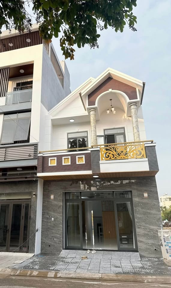 Nhà mới xây dựng theo phong cách mái Thái đẹp mắt, gồm 1 trệt và 1 lầu, tọa lạc tại Gò Cát 6