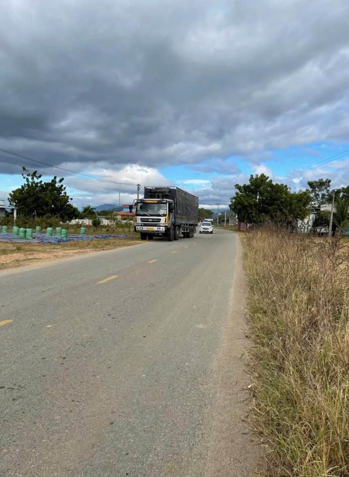 Bán gấp 2900m² đất vàng Hòa Sơn, 400m² thổ cư, mặt tiền 21m, ngay mặt tiền đường nhựa Hòa Sơn