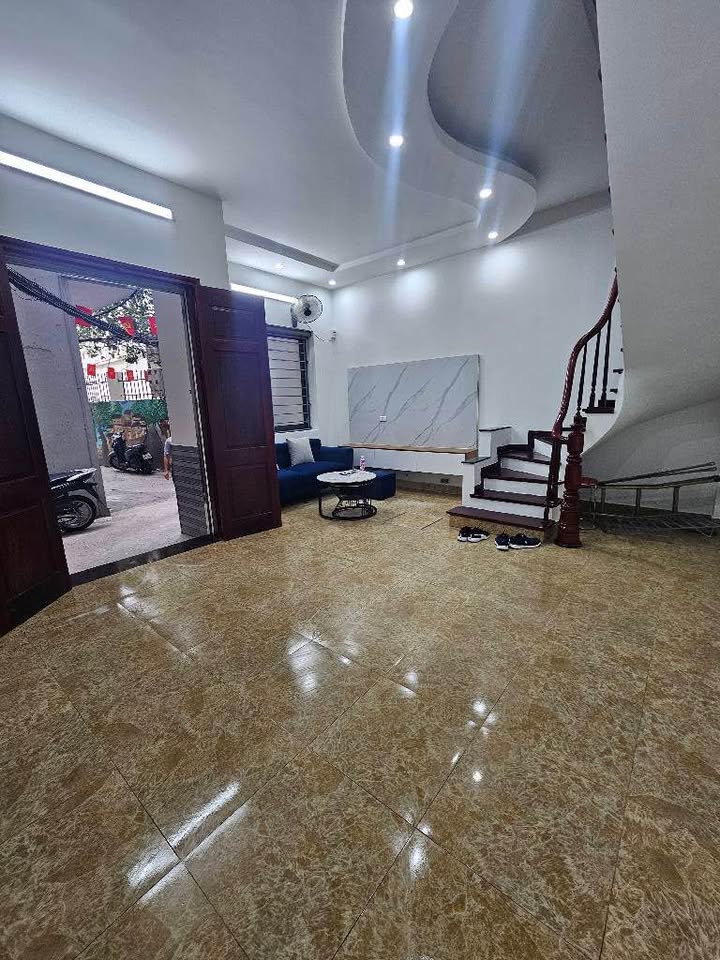 Nhà lô góc Cầu Giấy gần hồ, 35m², 5 tầng, nhỉnh 11 tỷ