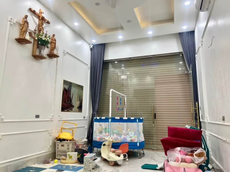 Nhà mặt đường Hàng Cau xách vali về ở ngay, nội thất xịn sò