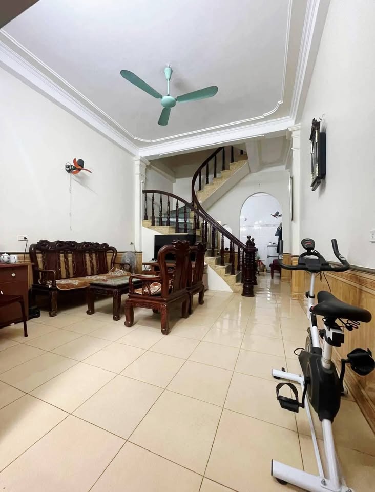 Bán nhà 2.5 tầng Trần Nhân Tông, sổ đỏ 56.6m², hướng Đông Nam, gần Hồ Vị Xuyên