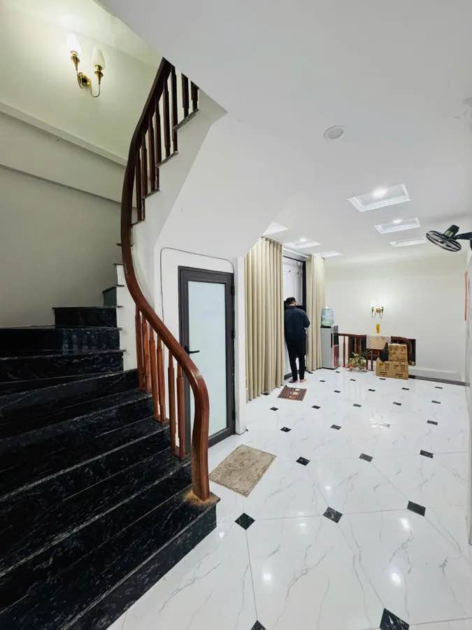 Bán nhà Hoàng Mai, ô tô vào nhà, 5 tầng, 50m2, mặt tiền 3,7m