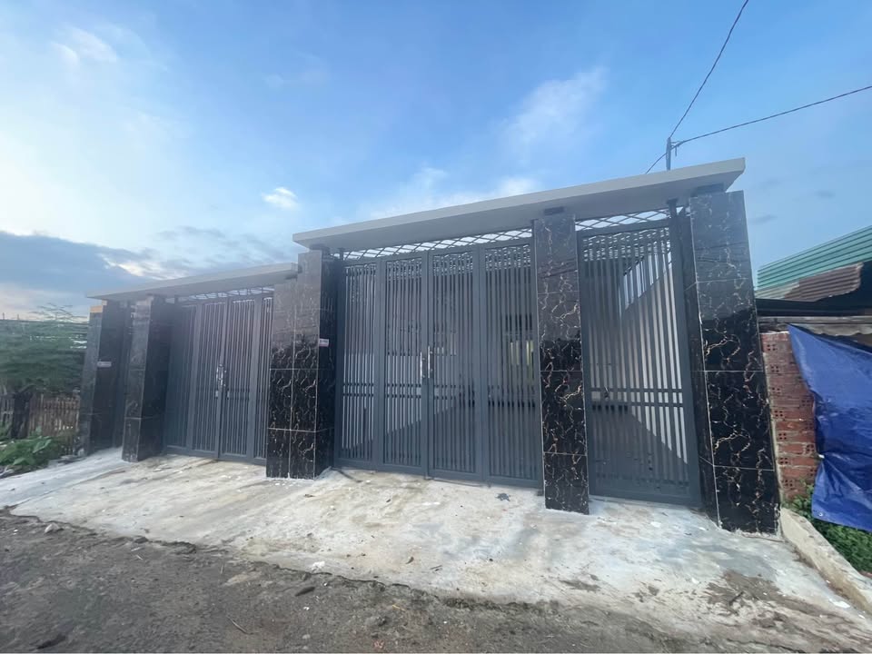 Nhà cấp 4 cổ kính, vườn tươi tốt tại Buôn Hồ