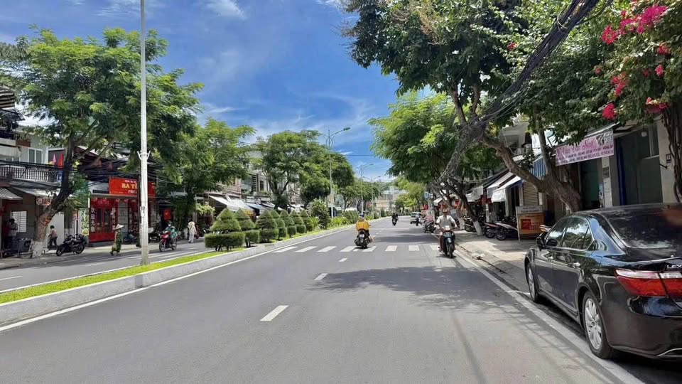 Đất vàng Trần Phú, tặng giấy phép xây dựng, nhà 3 tầng, biển chỉ cách vài bước chân