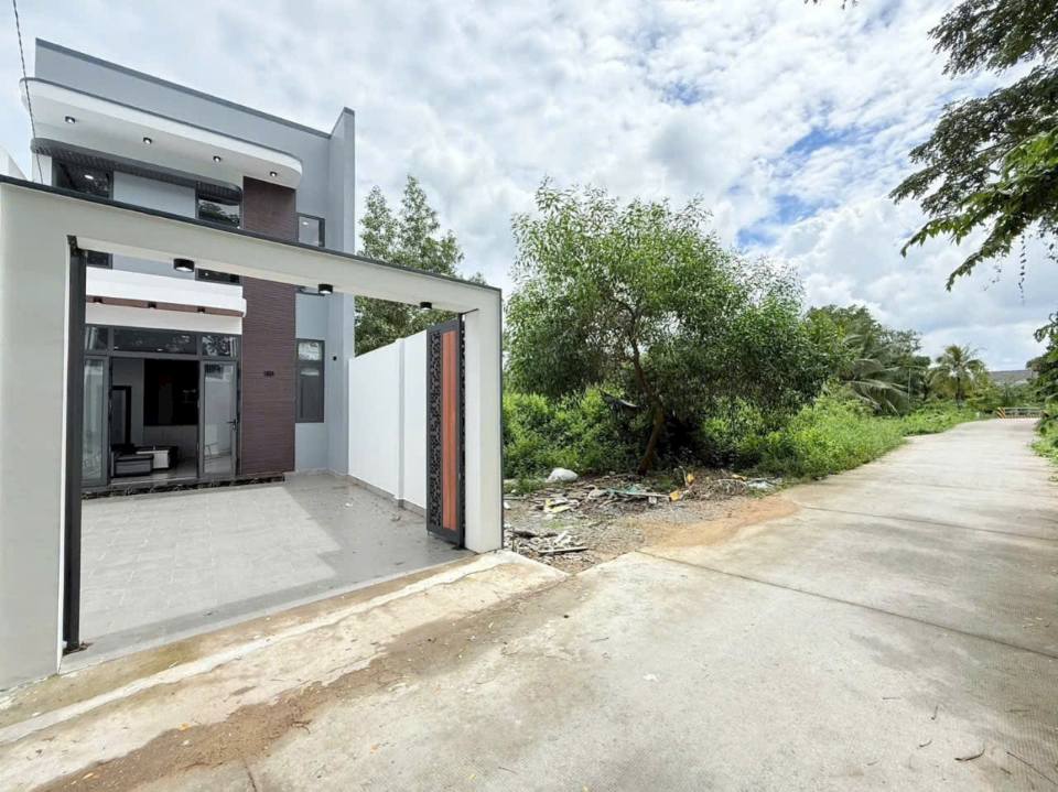 Nhà mới xây 3 phòng ngủ, 2wc, hẻm xe hơi 7 chỗ tại Phú Tân, Bến Tre