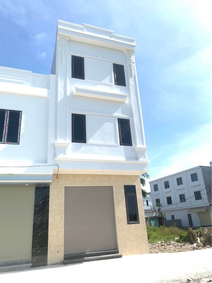 Nhà 3 tầng mới xây siêu xinh, đón ánh sáng tự nhiên tại ngõ 53 Tiểu Trà, Hưng Đạo