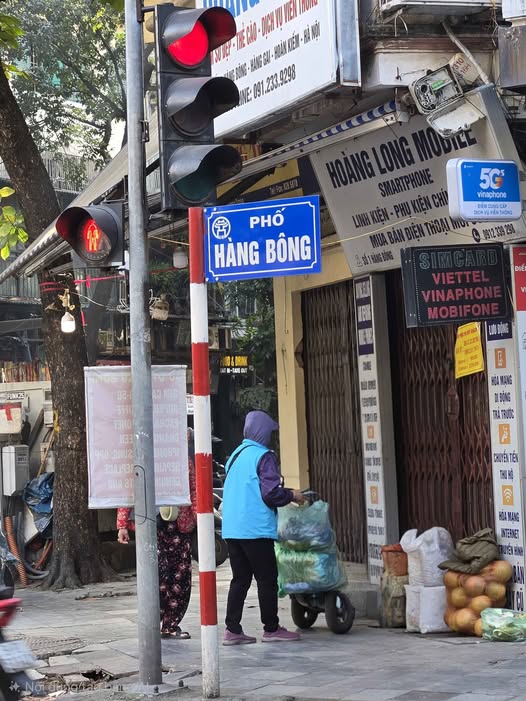 Bước chân vào con phố Hàng Bông sầm uất, bạn sẽ tìm thấy một viên ngọc quý - ngôi nhà mặt phố với diện tích 31m2