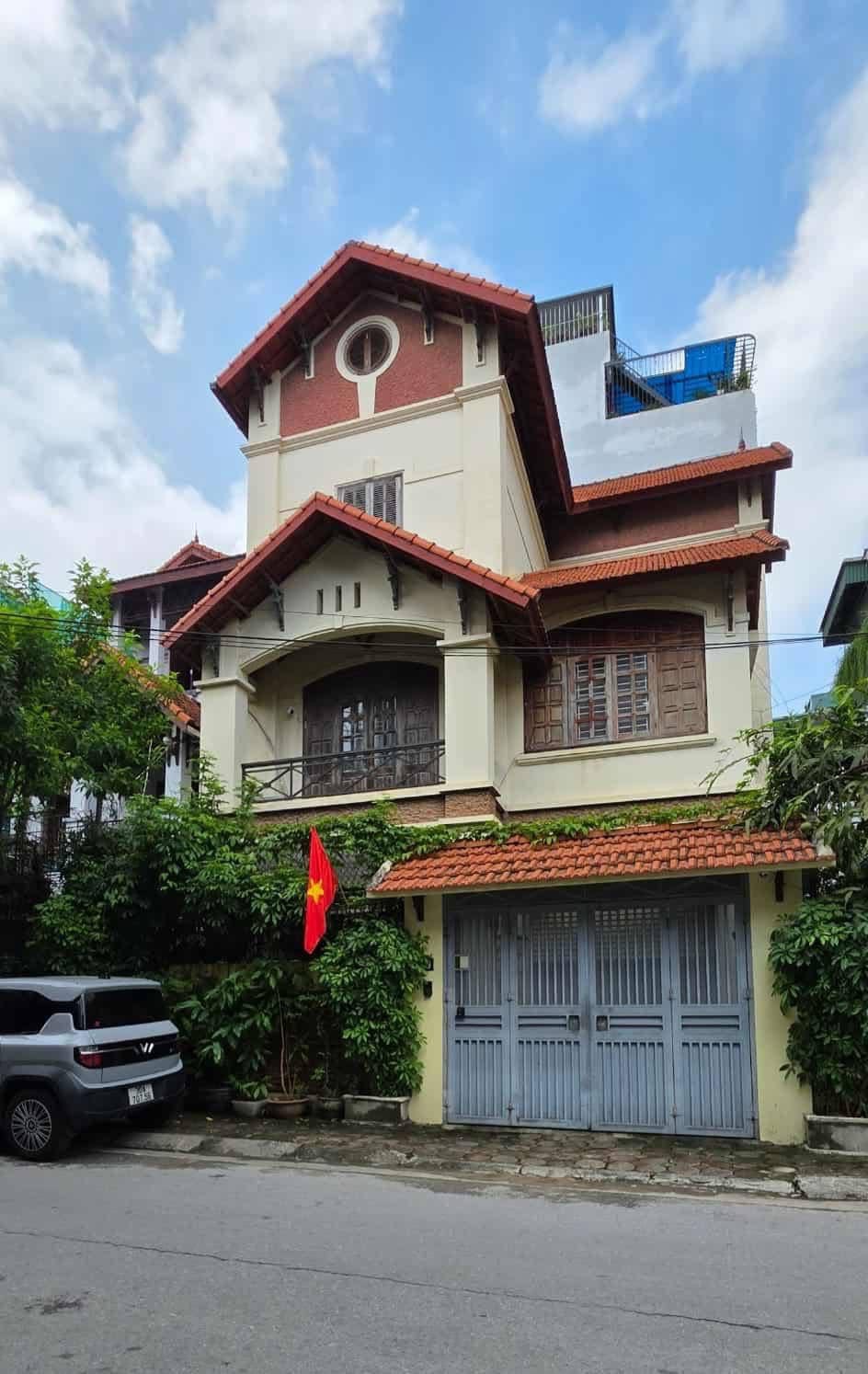 Bán biệt thự Bồ Đề, 88m2, mặt tiền 8,4m, thiết kế đẳng cấp, gara ô tô, nội thất tiền tỷ