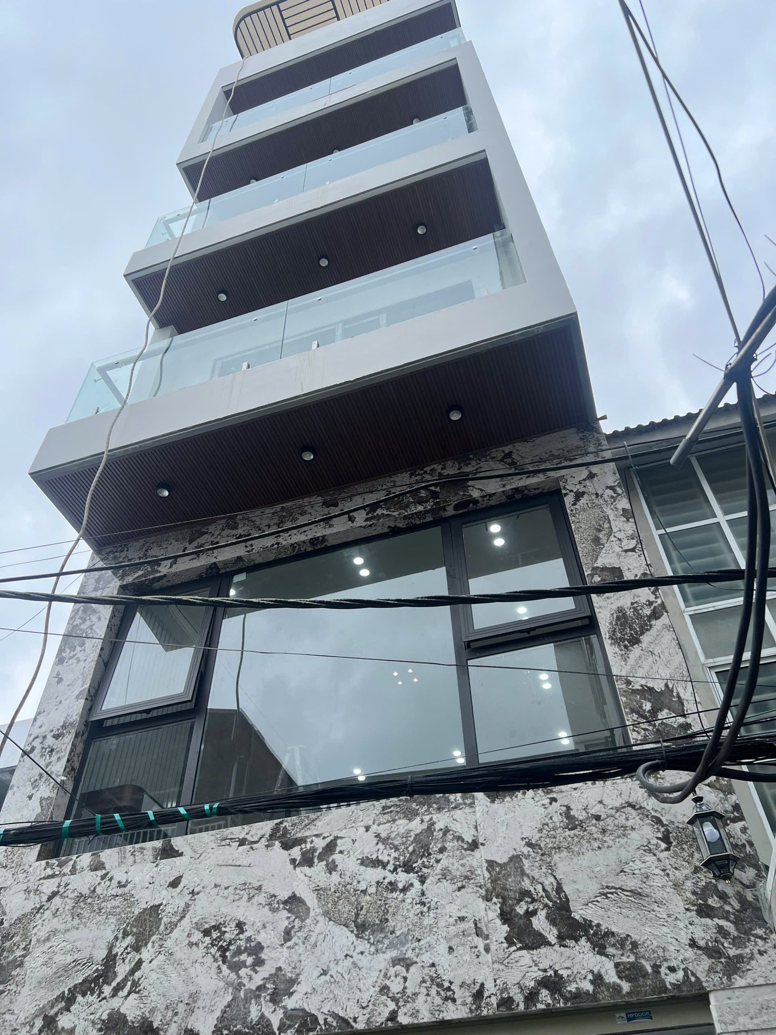 Bán nhà 6 tầng, thang máy hiện đại, 45m² Thạch Bàn, gần Aeon Mall, giá hơn 8 tỷ