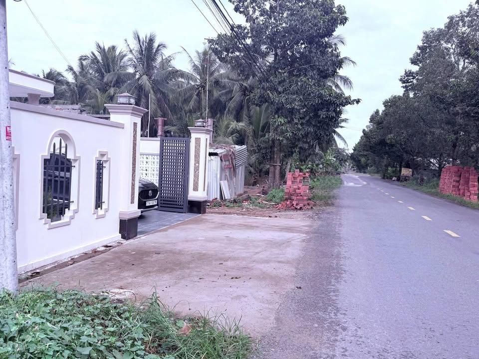 Bến Tre, nhà mặt tiền 8,5m nở hậu, 619m2 đất ở, giá chỉ 3,8 tỷ