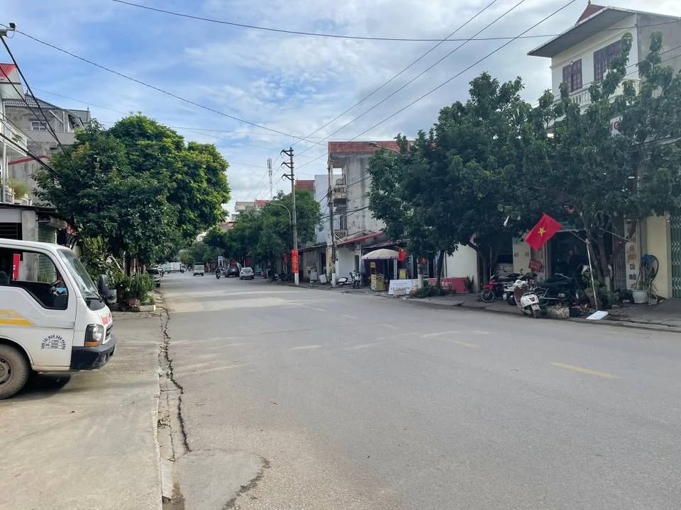 Nhà mặt đường Trần Đăng Ninh, vị trí kinh doanh đắc địa, sầm uất