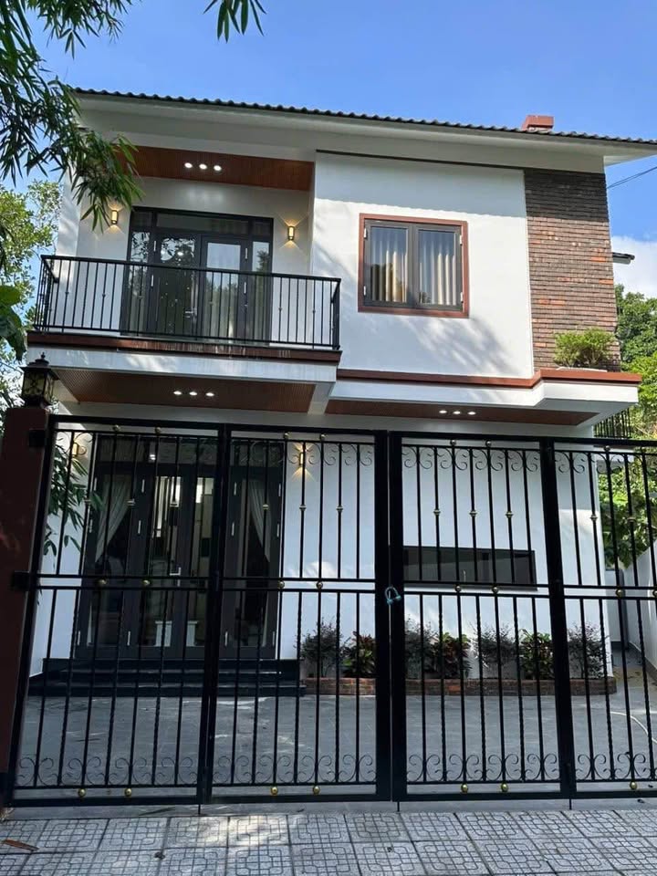 Nhà 2 tầng mặt tiền kiệt ô tô 86 Lê Ngô Cát, Thừa Thiên Huế - Sân rộng, 3 ngủ, 4 vệ sinh