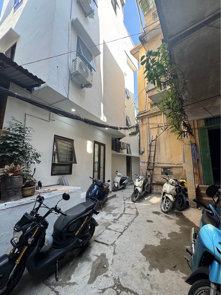 Nhà Thợ Nhuộm 34m², mặt tiền 10m, 4 tầng thang máy, vườn hoa trước mặt