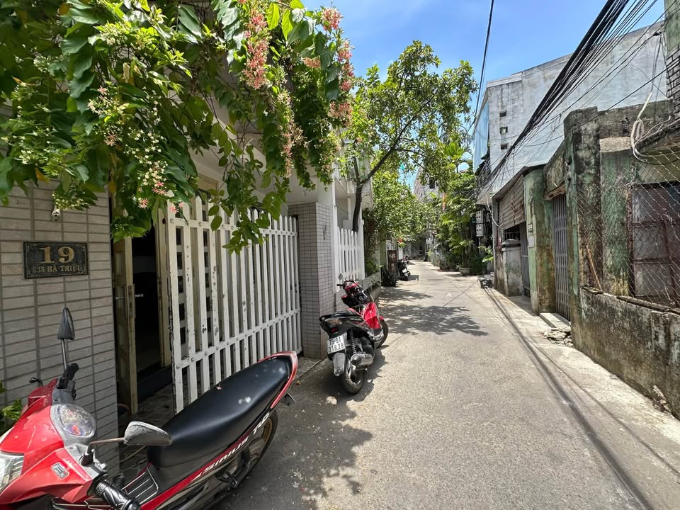 Nhà mặt tiền kiệt 235 Bà Triệu, Huế, trung tâm sầm uất, giá tốt