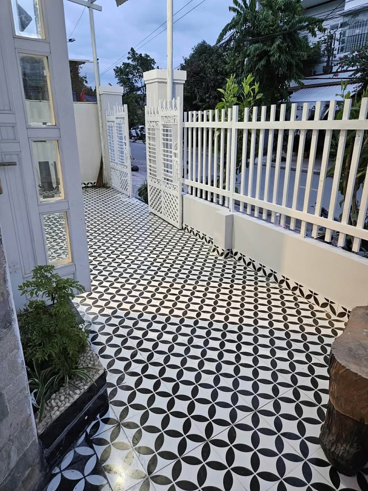 Nhà góc 2 mặt tiền Huỳnh Tấn Phát, 98m2 - Giá hời như mơ