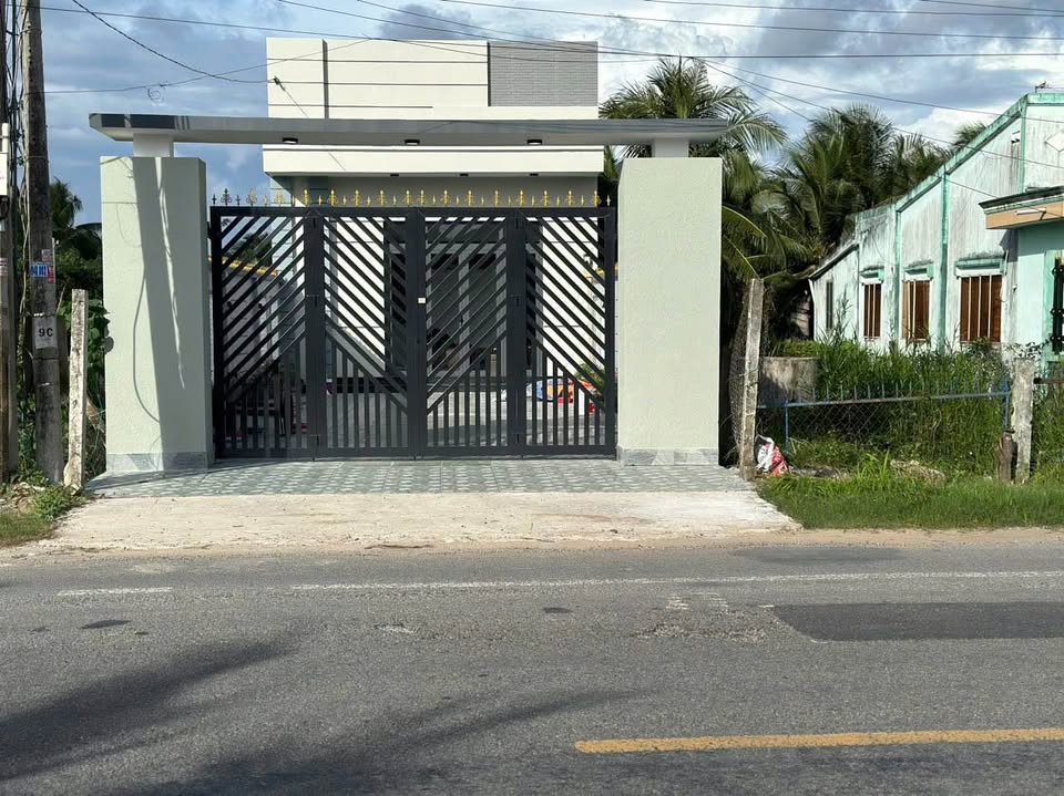 Nhà mới xây đẹp như hoa hậu, sân rộng đậu xe, 3 phòng ngủ thoáng đãng