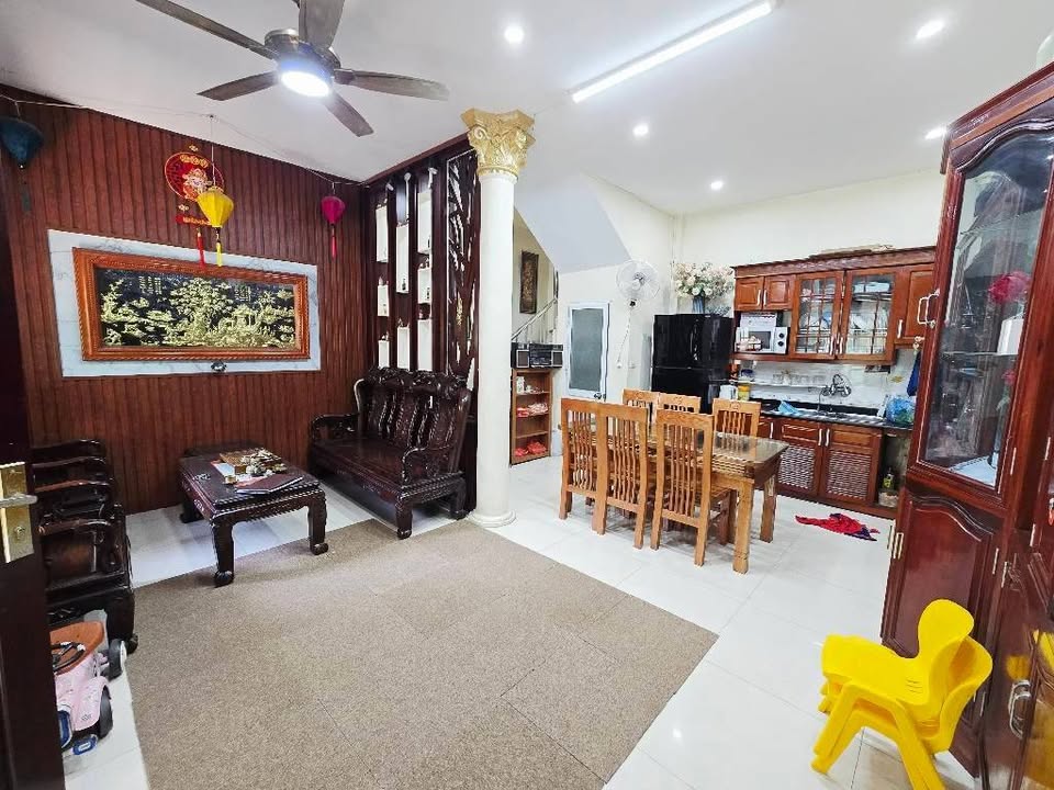 Nhà lô góc ngay vòng xuyến Nguyễn Văn Cừ - dân xây chắc chắn - 4 tầng - gần 40m2 - chỉ hơn 8 tỷ