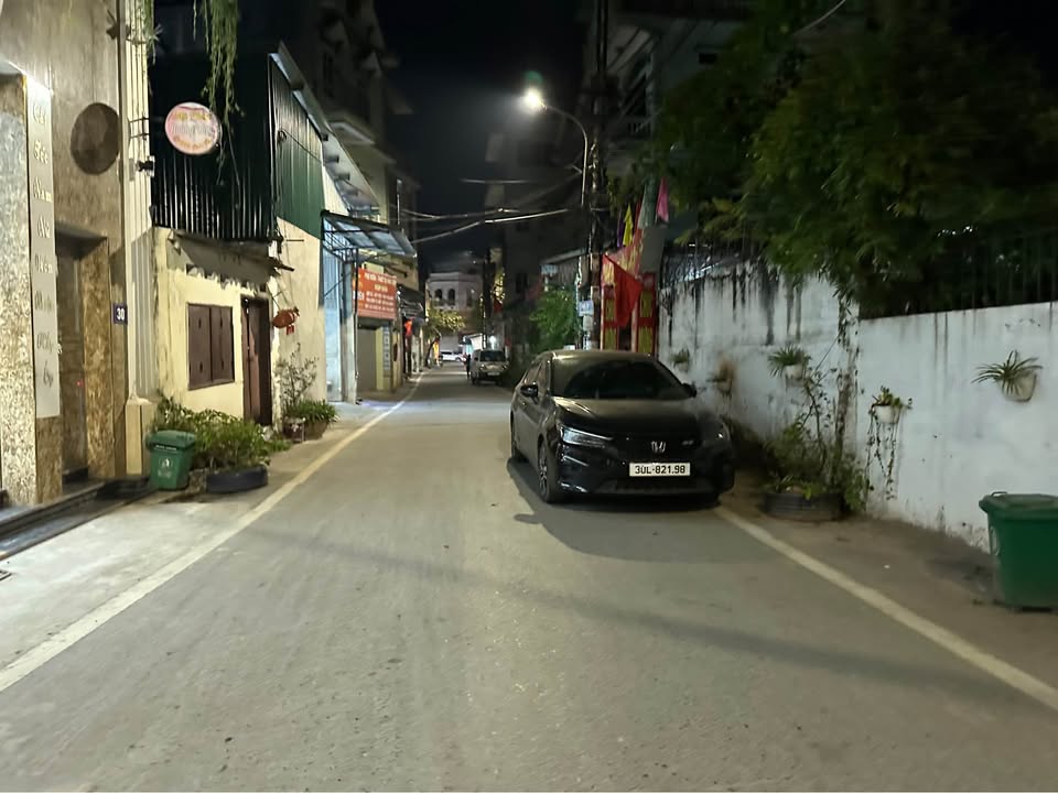 Chào mừng bạn đến với căn nhà dân xây 5.5 tầng kiên cố, nằm ngay vị trí đắc địa cạnh cổng Khu Đô Thị Hinode Lai Xá