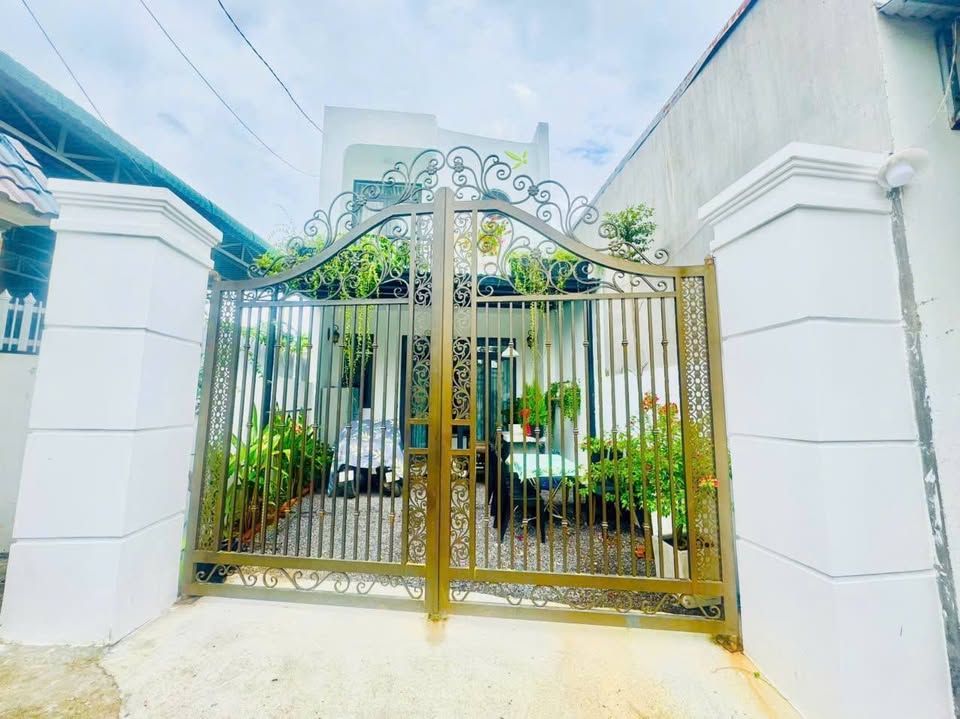 Nhà đẹp 2 tầng, gần 70m2, sổ đỏ thổ cư 30m2, trung tâm làng Vĩnh Ngọc, Nha Trang