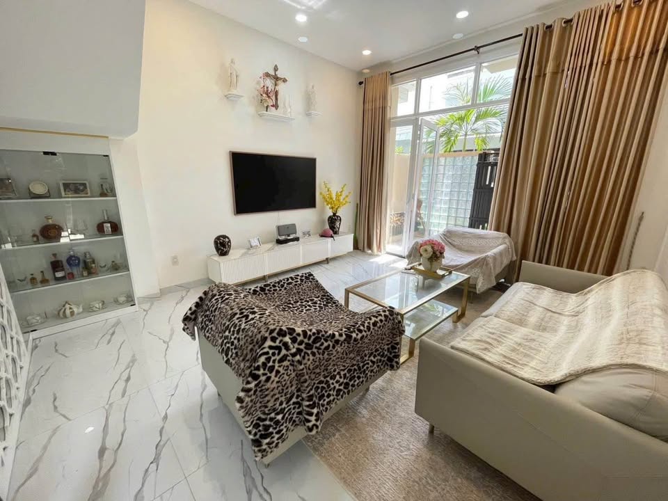 Bán nhà 3 mặt tiền siêu thoáng, 4 phòng ngủ, giá 8.7 tỷ trung tâm Nha Trang