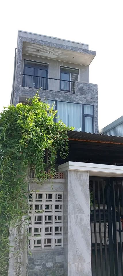 Nhà 3 tầng 210m2, gara ô tô, nội thất xịn sò, giá hời như mơ