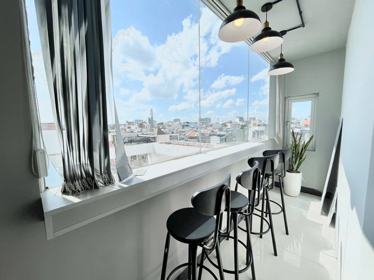 Căn hộ 1 phòng ngủ ban công, full nội thất cao cấp tại Tân Bình