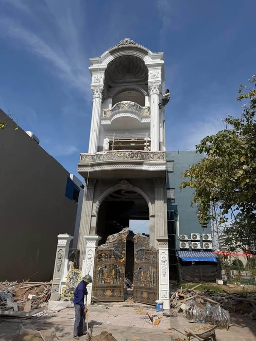 Chào đón quý khách hàng đến với cơ hội sở hữu căn nhà mới tinh, hiện đại 5 tầng với thang máy