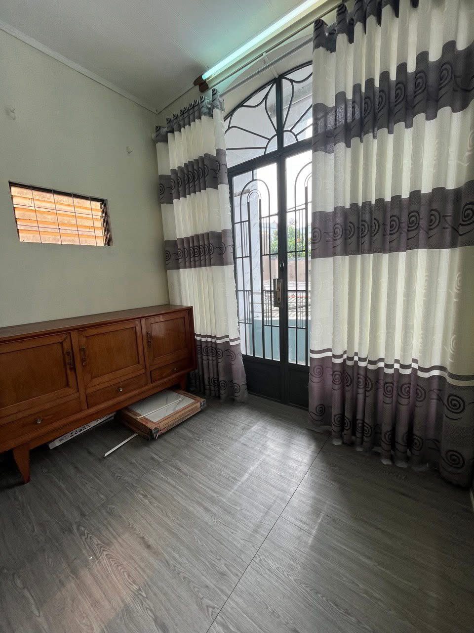 Căn nhà nguyên căn này tọa lạc tại hẻm 3 gác 1622 Huỳnh Tấn Phát, Nhà Bè