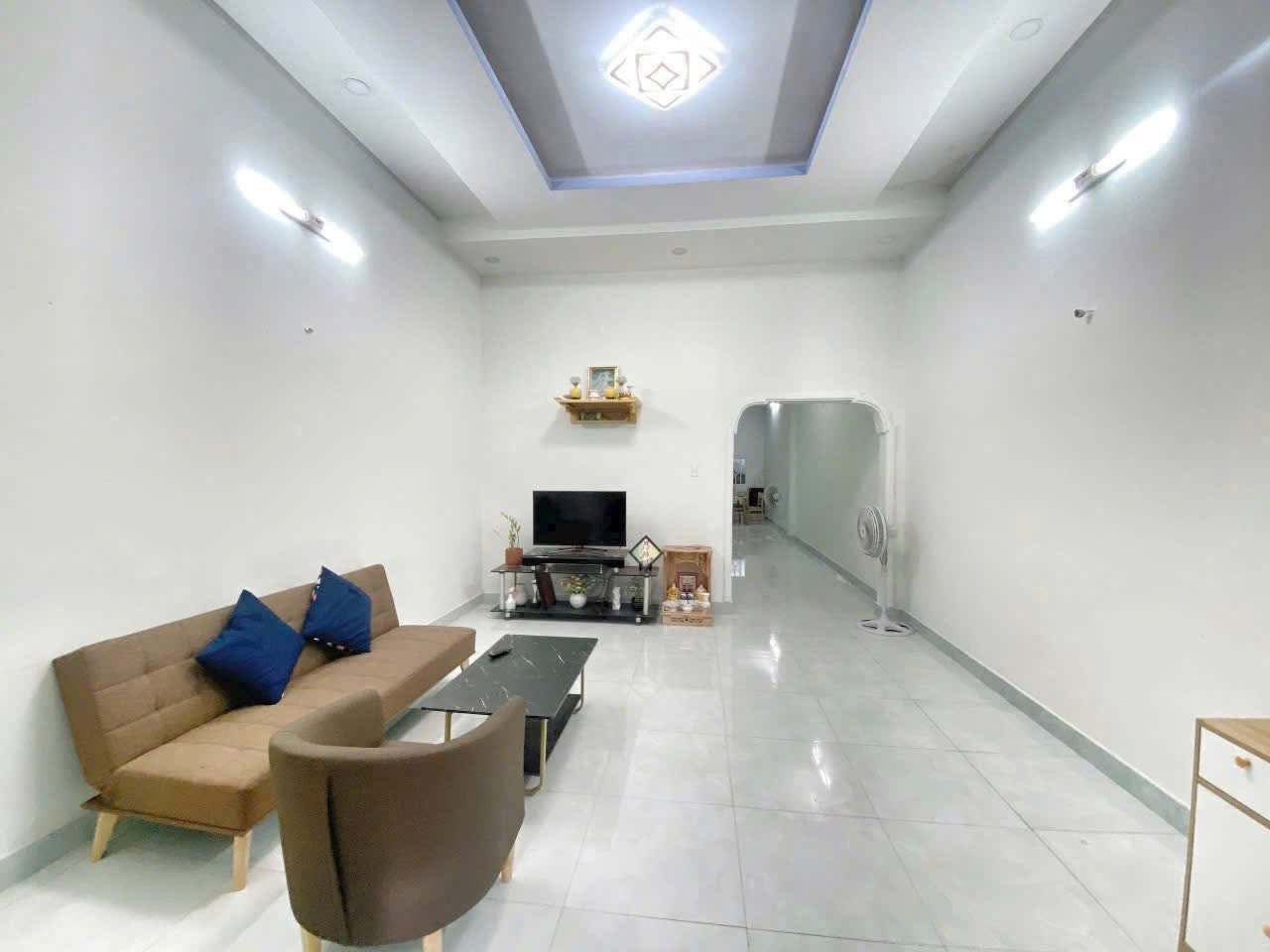 Ngôi nhà xinh xắn tọa lạc tại hẻm 529 Nguyễn Bỉnh, Phú Xuân, Nhà Bè